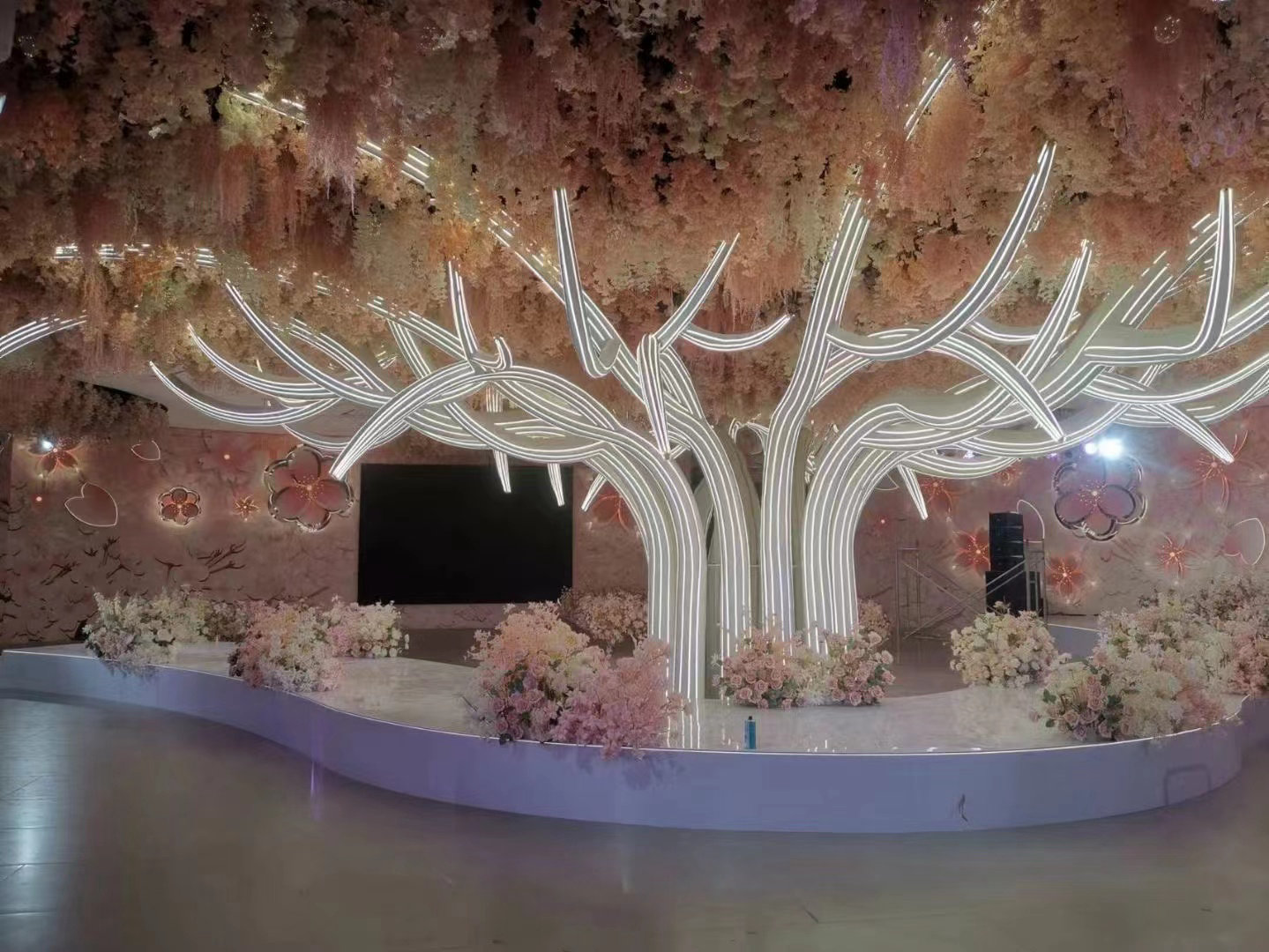 上?；槎Y堂搭建布置活動(dòng)